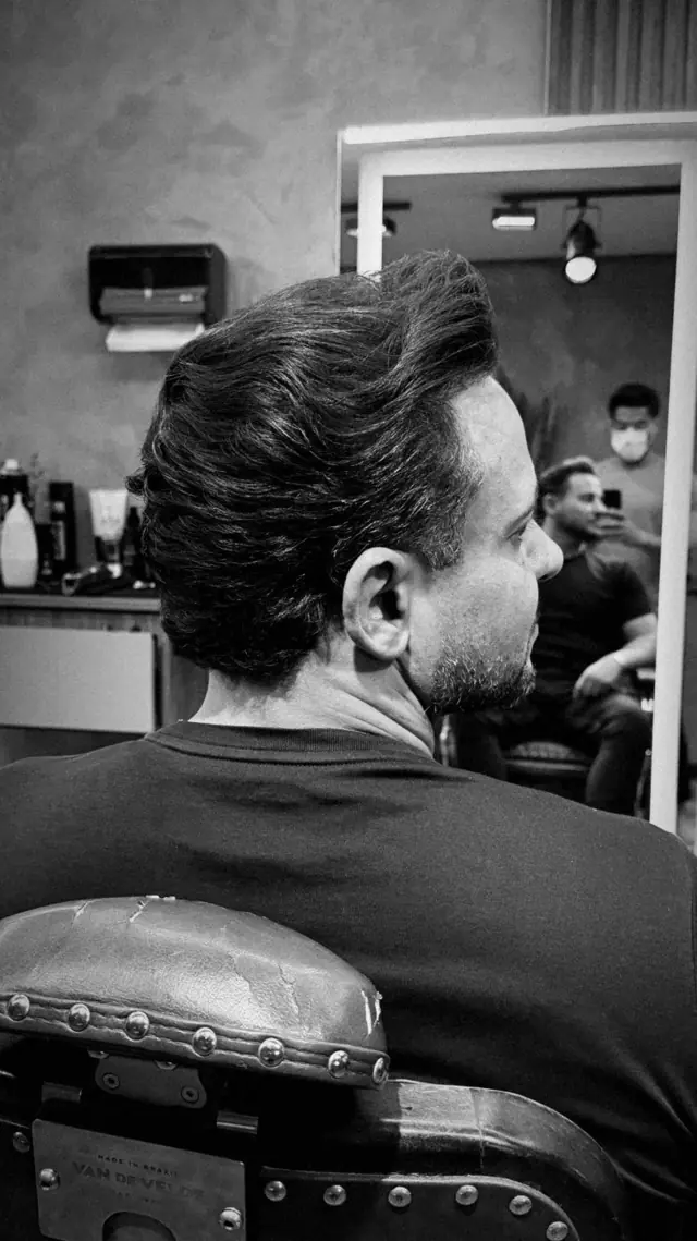 Cliente com corte texturizado e barba alinhada