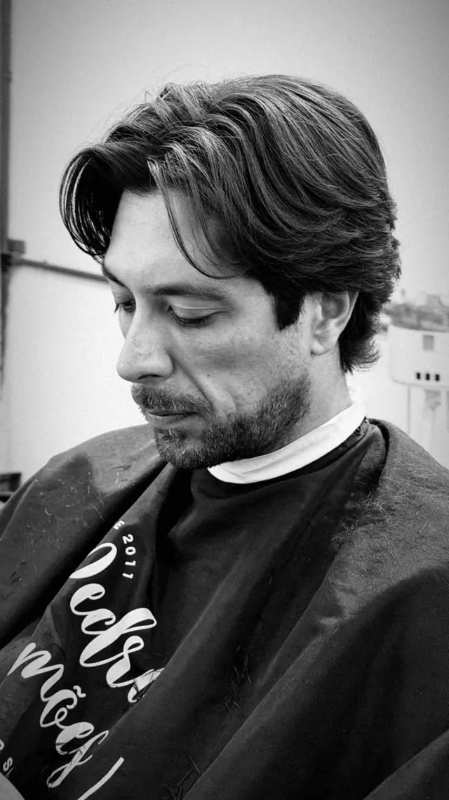 Cliente com cabelo médio ondulado finalizado