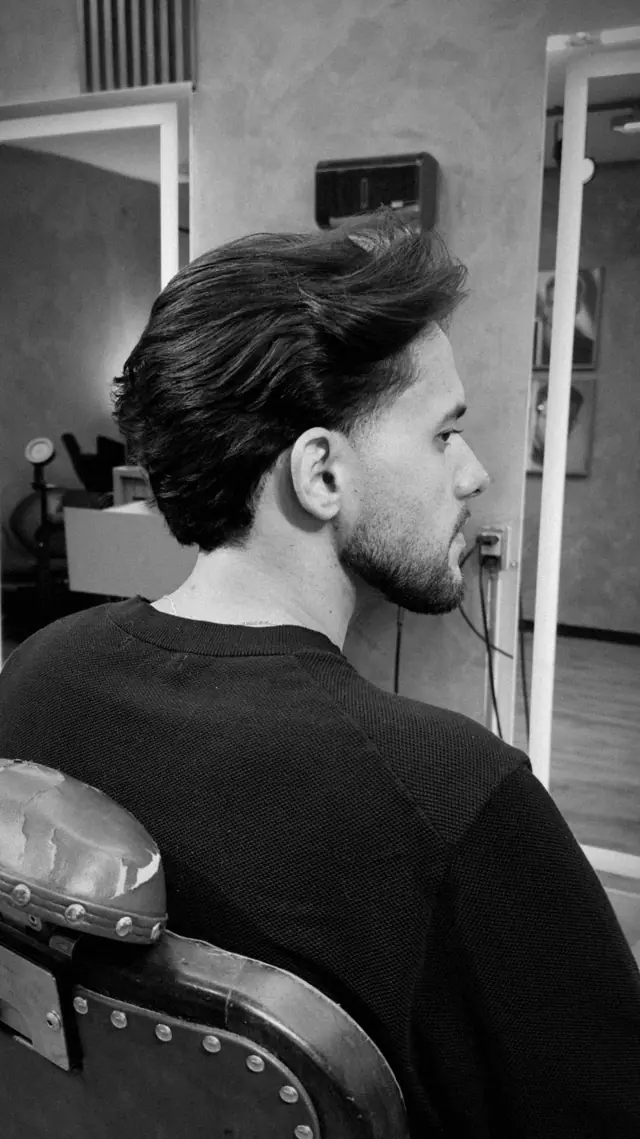 Corte com volume e barba desenhada
