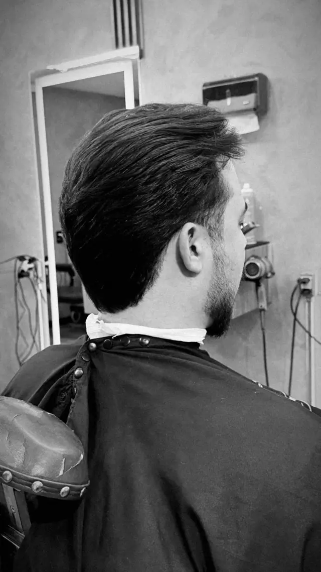 Cabelo cheio e natural visto de trás