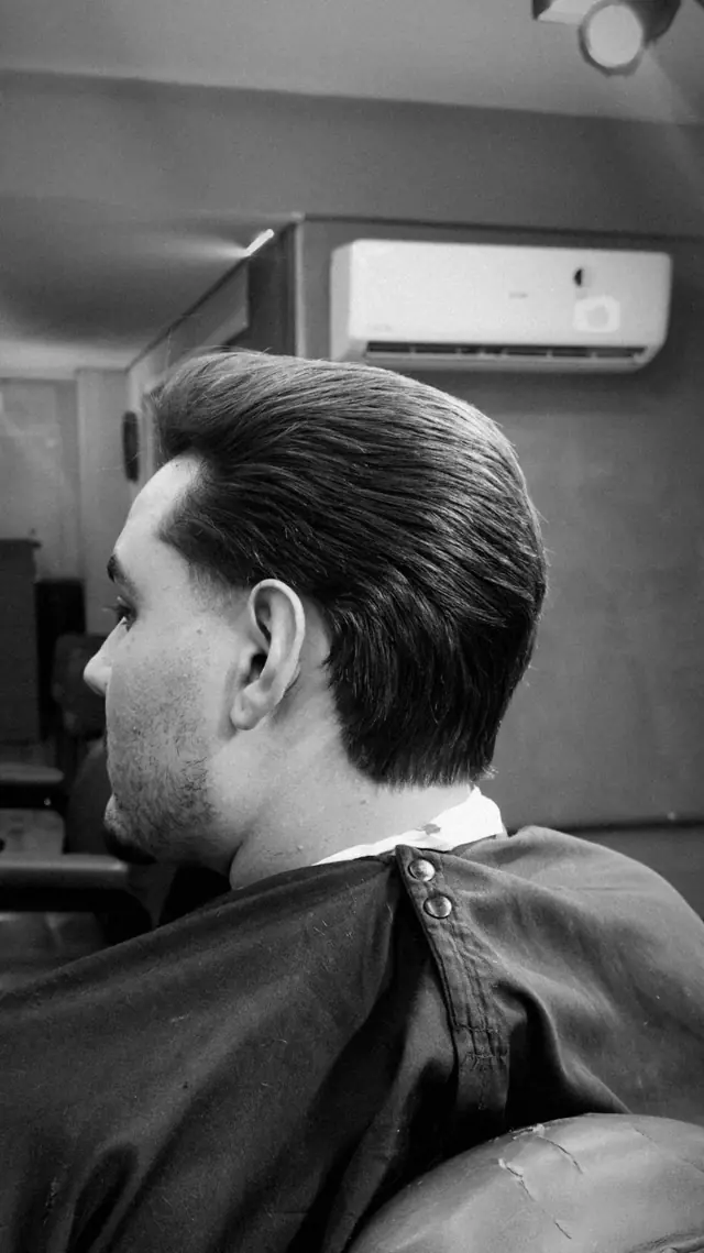 Cabelo penteado para trás, alinhado e com brilho